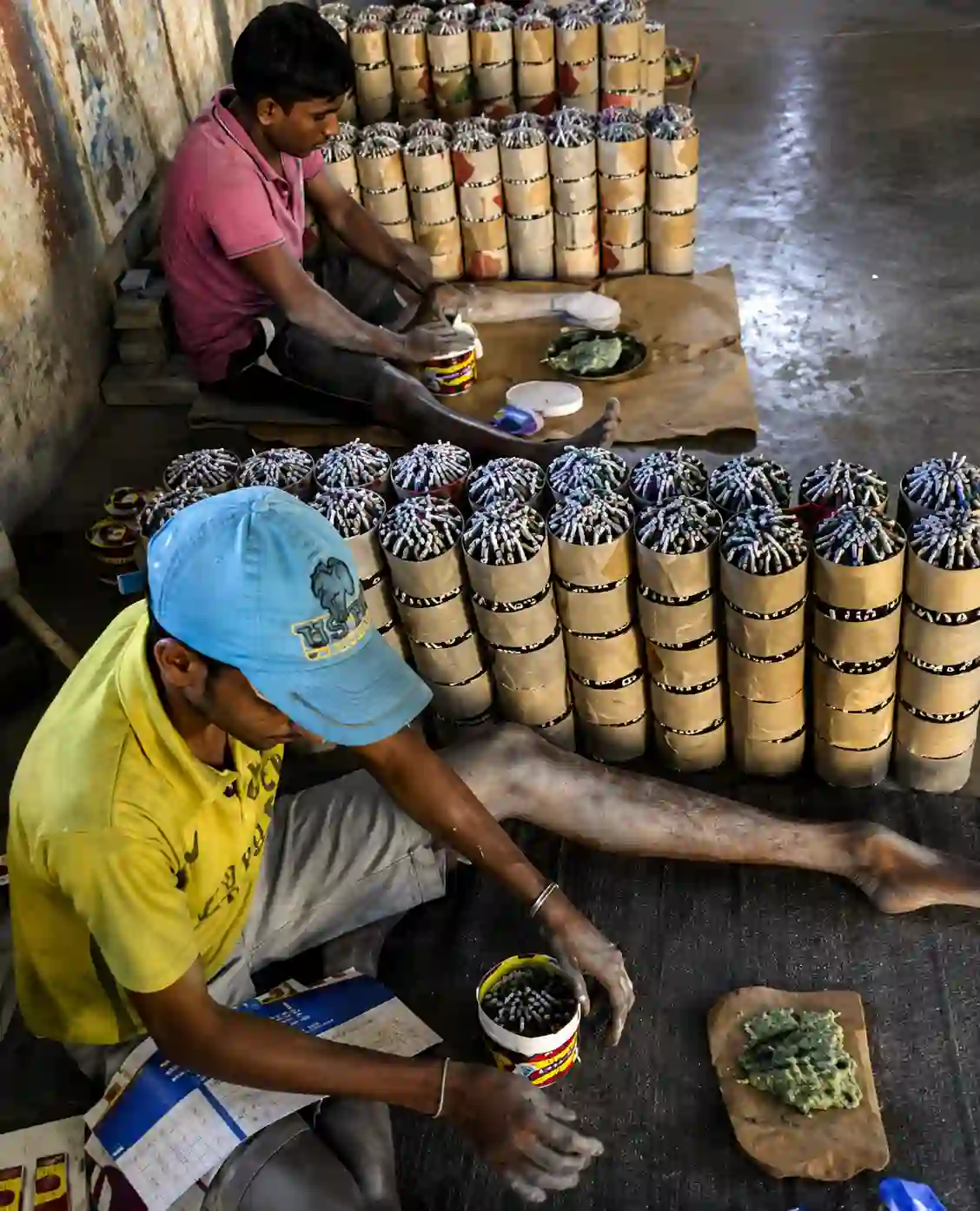 Sath Hiru worker packing fireworks